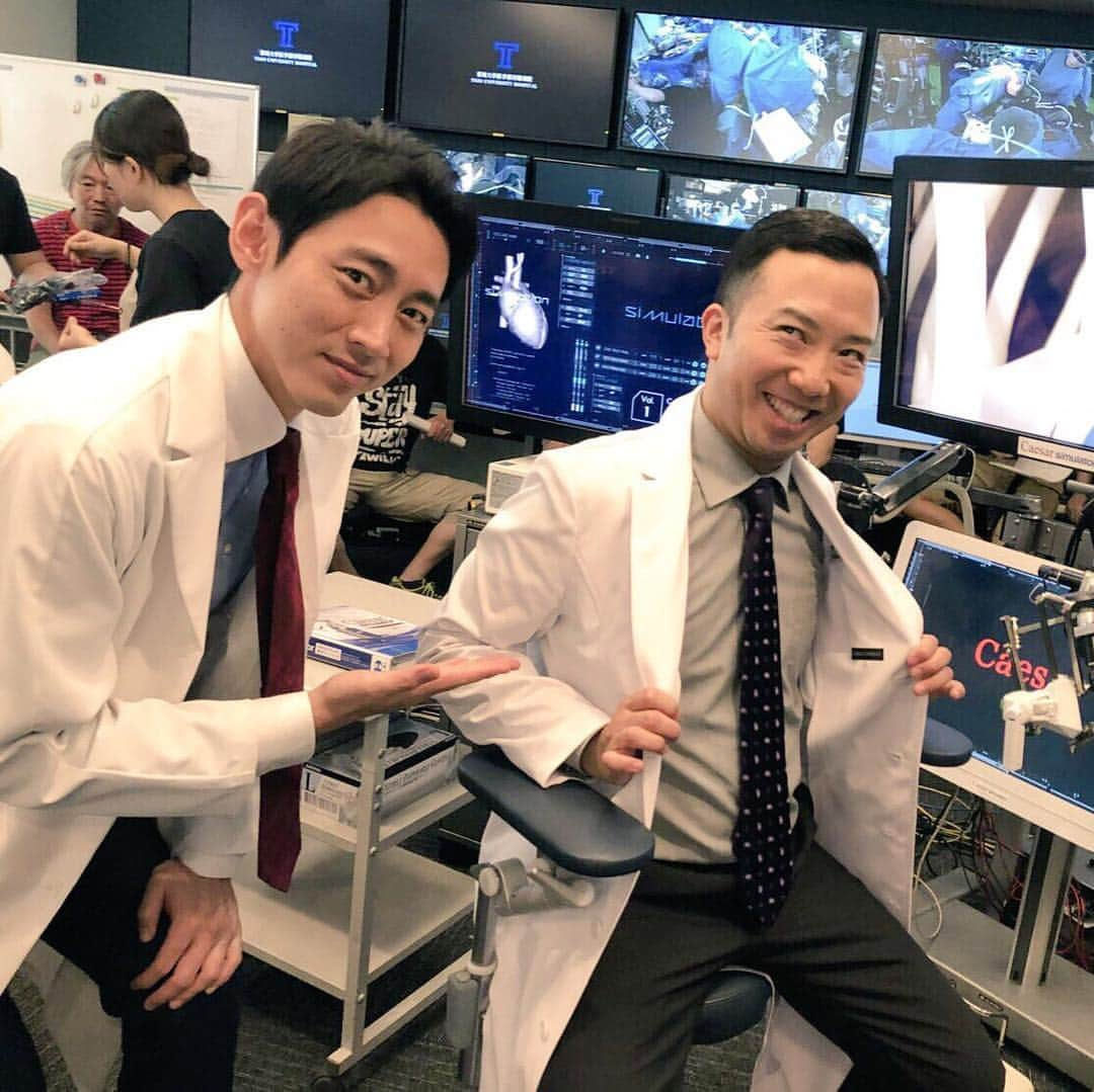 TBS「ブラックペアン」のインスタグラム：「‪【第8話放送まであと3時間📺✨】‬ カエサルを前にした西崎教授と高階先生📸  相変わらず裏側ではお茶目な西崎教授です☺️👐 #ブラックペアン #tbs #小泉孝太郎 #市川猿之助」