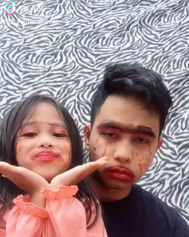 PSYのインスタグラム：「Layan budak tecikkk ni nk main Tik Tok katanya.. #tiktok #tiktokmalaysia #tiktokhot #musically #musicallymalaysia」