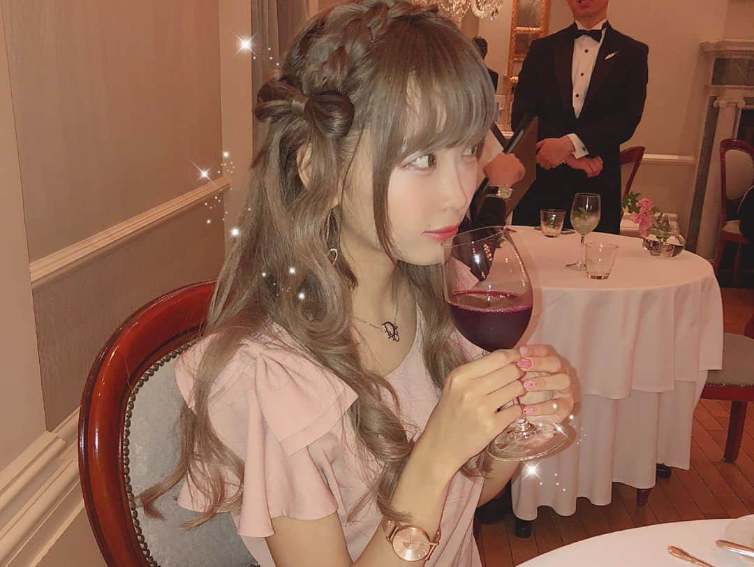 さきぼんさんのインスタグラム写真 - (さきぼんInstagram)「質問が多かった誕生日当日の髪型なんだけど、 ヘアセットはいつも新宿歌舞伎町の @astonish.salon さんでやってもらってるよ😊 . 編み込みカチューシャして横でリボンだよ🎀(2枚目) 曜日や時間で値段変わるけどこの日は土曜日で2000円だったよ( *´꒳`*) 明日も利用します♡♡ . #さきぼんヘアー で1番いいねが伸びたときのヘアアレンジもここだしすごくオススメです🙆🏻 . . #ヘアサロン #ヘアセット #格安 #hair #ヘアアレンジ #hairarrange #編み込み #編み込みカチューシャ #六本木 #birthdaycake #birthday  #surprise #サプライズ #誕生日 #誕生日プレート #誕生日ケーキ #🎀#pink #cake #l4l #インスタ映え #さきぼんバースデー👑」6月10日 18時15分 - sakibon69