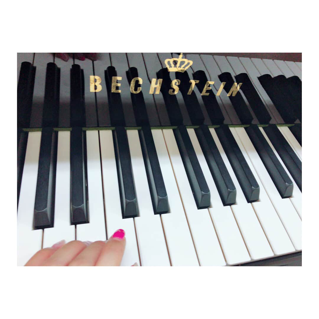 佐野ひなこさんのインスタグラム写真 - (佐野ひなこInstagram)「#bechstein 🤭❤︎ #ひなぴあの」6月10日 19時11分 - hinako_sano