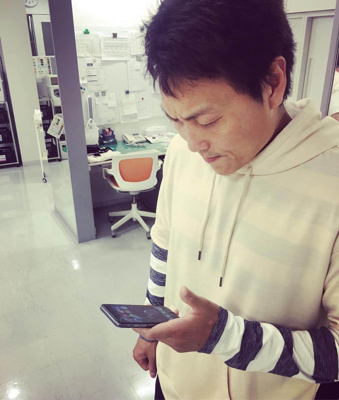 宮田麺児のインスタグラム：「八木さんが 吉本坂で お困りのようだ。。 #サバンナ#八木#パナキ#吉本坂46 #ブラジルの人聞こえますか？」