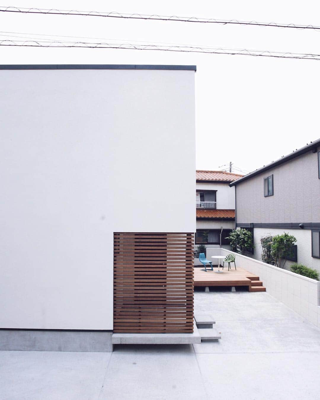 Sturdy Style 一級建築士事務所 東京店のインスタグラム：「コンクリートを浮かせたエントランス。  #sturdystyle#architecture#house#design#designer#exterior#outside#facade#louver#wood#concrete#entrance  #スターディスタイル#建築#住宅#家#注文住宅#デザイン#デザイナーズ住宅#エクステリア#外観#ルーバー#木#コンクリート#エントランス」