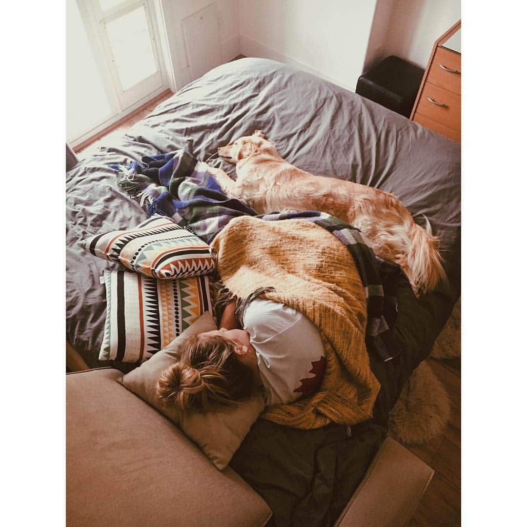 ブリタニー・ロジャースのインスタグラム：「being 25 is exhausting already 😴 looking forward to another trip around the sun and increasing my puppy-nap count exponentially 🐶」