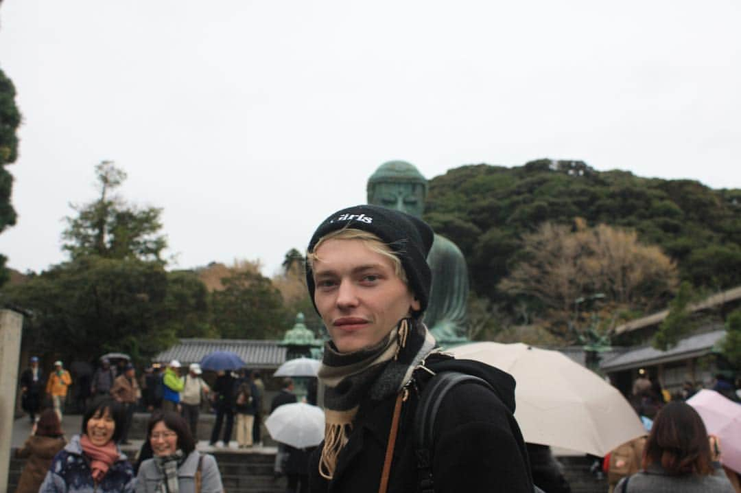 ロビー・マッキノンのインスタグラム：「the famous attraction of kamakura: a gargantuan thirteen-metre tall me.」