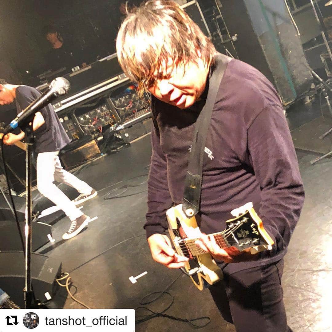 Larry のインスタグラム：「タンちゃん いつもありがとね！  #Repost @tanshot_official with @get_repost ・・・ 俺がLARRYさんに初めて渡したギター。久々に登場しました〜 #espguitars #ultratone #garlicboys」