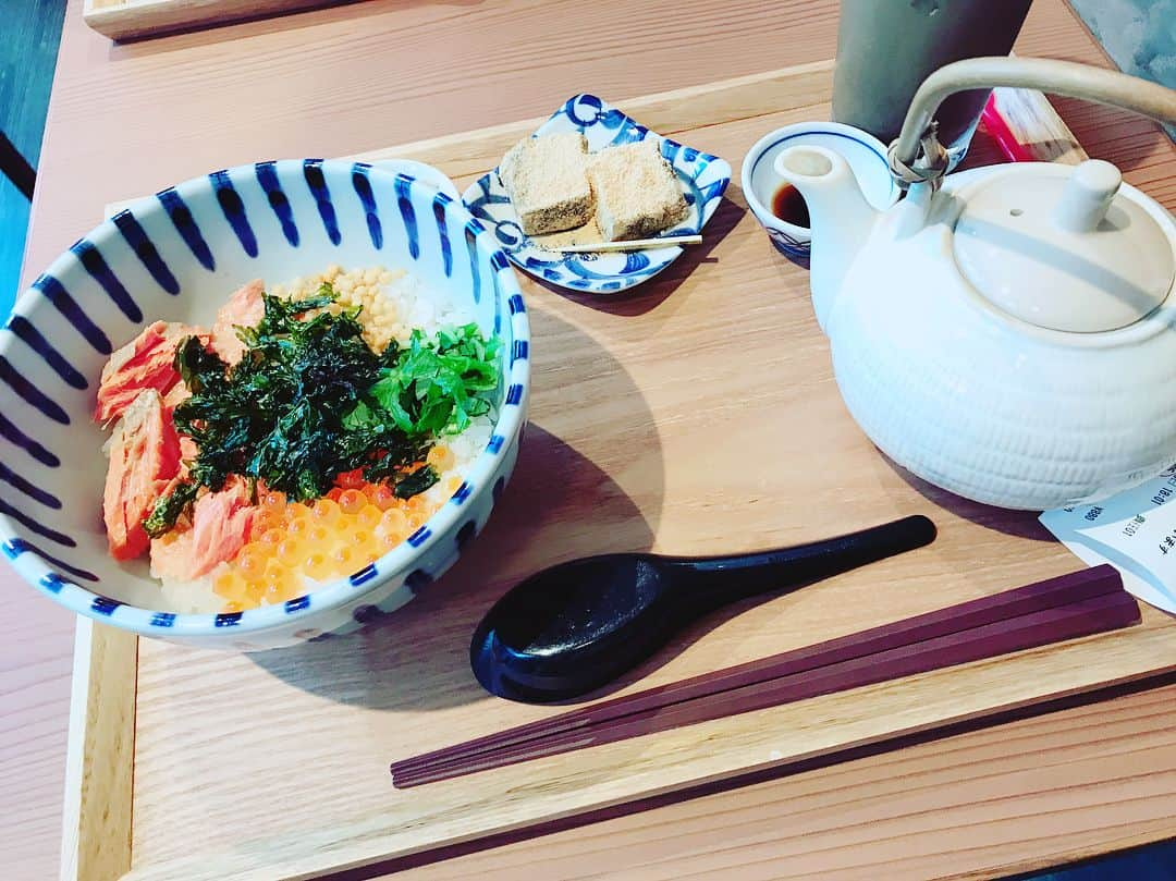 石田涼のインスタグラム：「この前、 りのはと空き時間ランチしました  #カバガ #lunch #お茶漬け #ほうじ茶ラテ #秋葉原 #like4like」