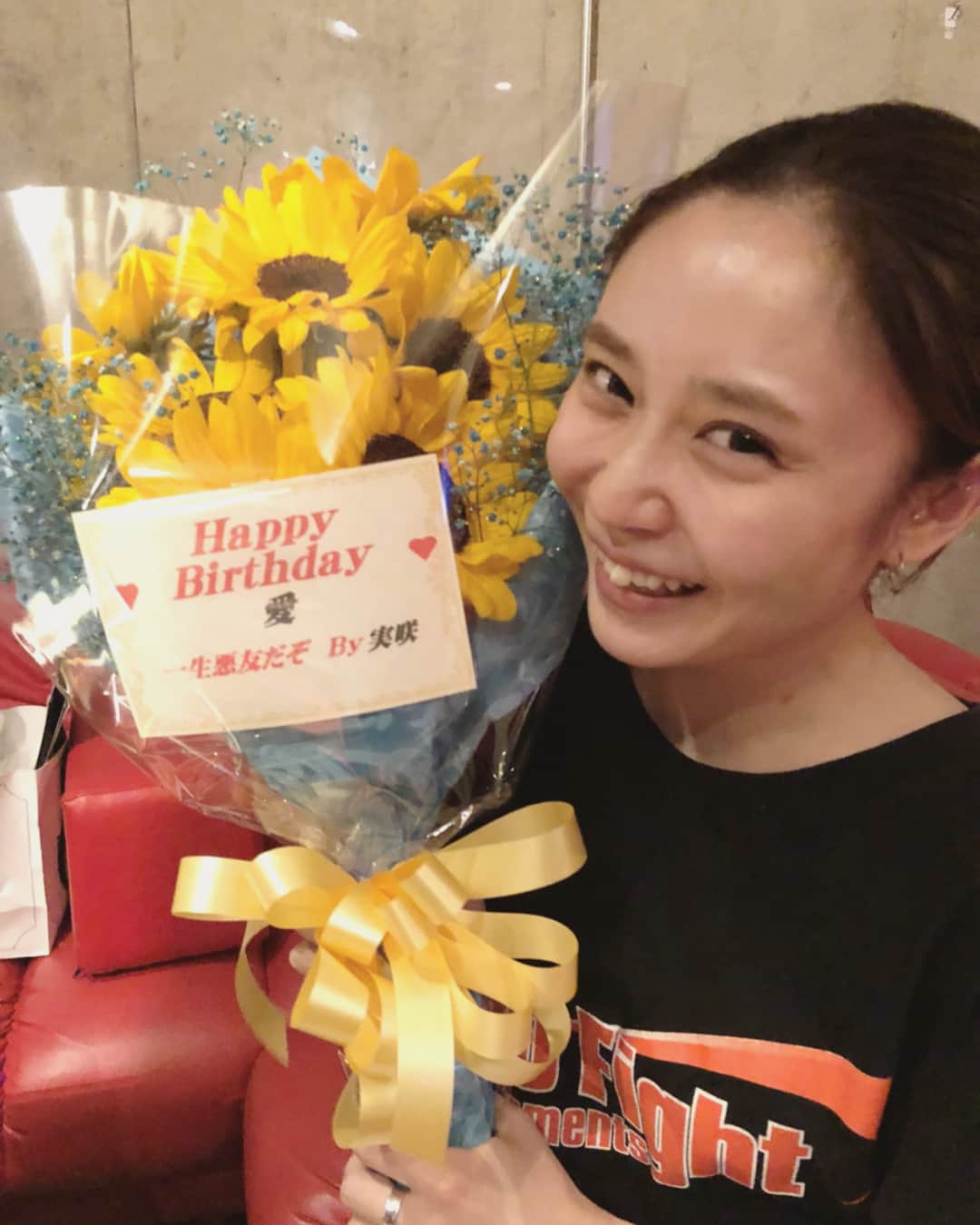 村上愛さんのインスタグラム写真 - (村上愛Instagram)「. . . そして誕生日スペシャルコースの続き♡ . . 美味しいご飯とステキな花束をプレゼントしてくれた @yamadamisaki2 😭😭😭💐 . . . . なんなのこんなのあなたのキャラじゃなくない？ って感じすぎてほんとにきゅんきゅんした😫♡笑 . . 幸せだったな〜〜。 いつもありがとね。 これからもよろしくね。 だ い す き♡」6月11日 15時05分 - meg_5683