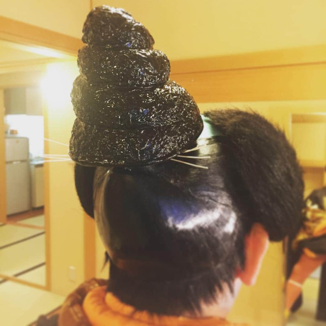 坂東亀三郎さんのインスタグラム写真 - (坂東亀三郎Instagram)「今月の頭(鬘)。 髷の上にあるのは髷隠し(まげかくし)と呼ばれる冠の一種っす。 ・ ・ #アレではないよ #アラレちゃんはツンツンしに来ないよ！ #棒に刺して走らないでね！ #何年か前にもこのやり取りしたね！ #歌舞伎 #音羽屋 #歌舞伎役者 #彦三郎 #坂東彦三郎 #九代目 #歌舞伎部 #otowayabando コメントはお気軽に📝」6月11日 7時21分 - otowayabando