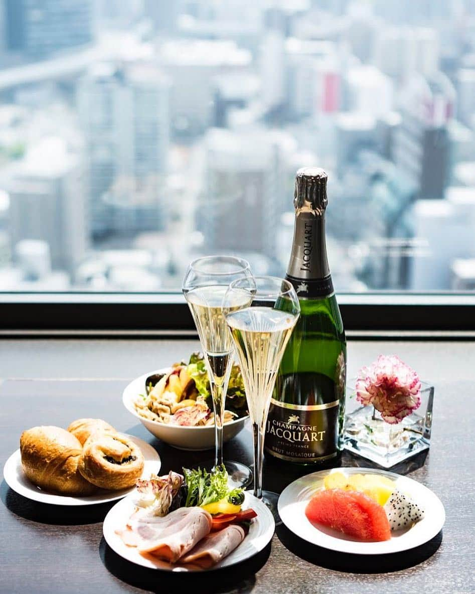 The Westin Osaka （ウェスティンホテル大阪）さんのインスタグラム写真 - (The Westin Osaka （ウェスティンホテル大阪）Instagram)「毎週、毎日、より良い自分に生まれ変われる。Rechargeble な朝と1週間を。 ⠀ Every week, every morning , you can renew and recharge. ⠀ ————————————————— ⠀ #月曜日 #Monday #エグゼクティブラウンジ #クラブラウンジ #朝食 #朝ごはん #モーニング #シャンパン #シャンパーニュ #パン #ハム #大阪ホテル #ホテル朝食 #ホテルの窓から #viewfromhotel #morning #gm  #breakfast #champagne #26F #見下ろす景色  Photo by hotel staff with 📷 : #a6300 #カメラ好きな人と繋がりたい ————————————————— ⠀ Tag @westinosaka to share your image with us. ⠀ ⠀⠀ #WestinOsaka  #ウェスティンホテル大阪」6月11日 7時53分 - westinosaka