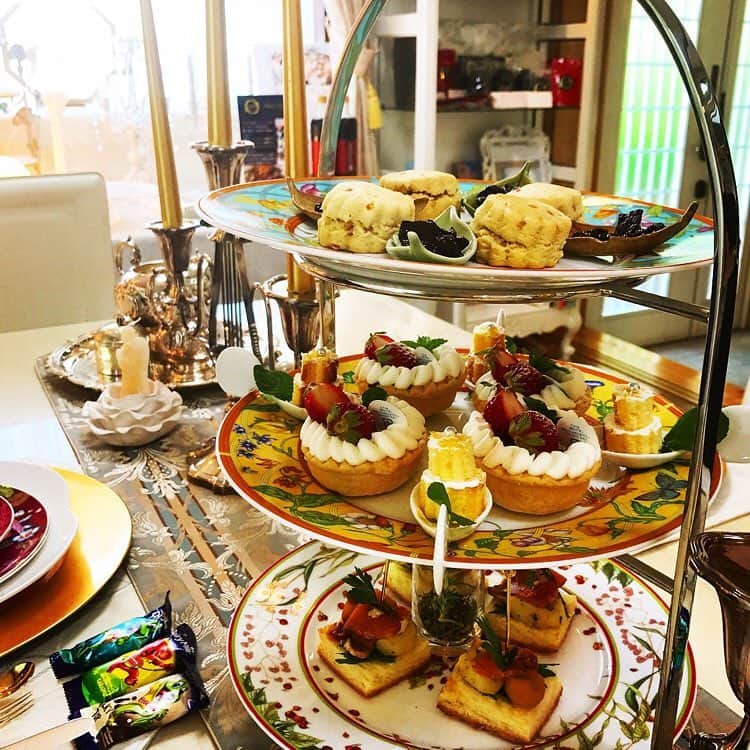 西条市さんのインスタグラム写真 - (西条市Instagram)「Repost from @maaruibanana @TopRankRepost #TopRankRepost ご近所にこんな素敵なところがあったなんて💗 ブールノワゼットさん✨ スイーツと紅茶のコース✨いただきにいきました💗  夢のような世界でした✨  英国王室御用達ブランドWEDGWOOD （ウェッジウッド）の食器✨に カメリアズ ティー ハウス ロンドンの 3種のティー✨ ブールノワゼットさんのスイーツ✨  西条で、最上のスイーツコース❤️ また、予約しよ😍✨ レモンのケーキ🍋美味しかった！  #lovesaijo  #イギリス #スイーツ #テーブルコーディネイト #ルイボスオレンジ #オープンサンドイッチ #イングリッシュブレックファースト #レモンのケーキ #ウェッジウッド  #ブールノワゼット #西条市貸切スイーツコース ・ ・ ・ おはようございます！ 今週の1枚目はアフタヌーンティーin西条🌹 ・ 優雅なサロンで英国気分。 自分へのご褒美に行ってみたいですね✨✨ ・ #lovesaijo#西条市#いよ西条#伊予西条#愛媛西条#Saijocity#愛媛#Ehime#四国#Shikoku#瀬戸内#setouchi#いなか暮らし#田舎暮らし」6月11日 9時04分 - lovesaijo