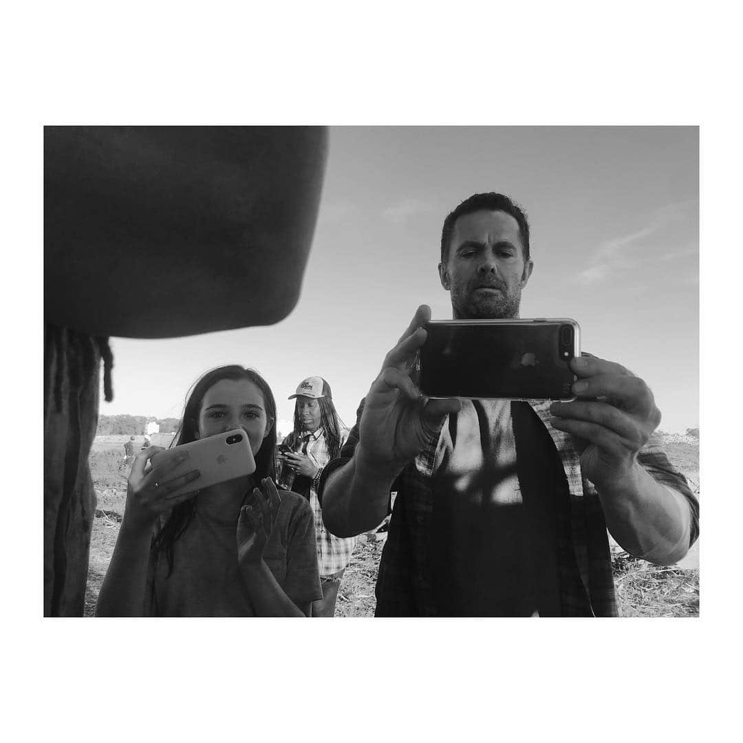アリシア・デブナム・キャリーのインスタグラム：「Bts. 📸📸📸 @feartwd  @garretdillahunt @alexanisenson」
