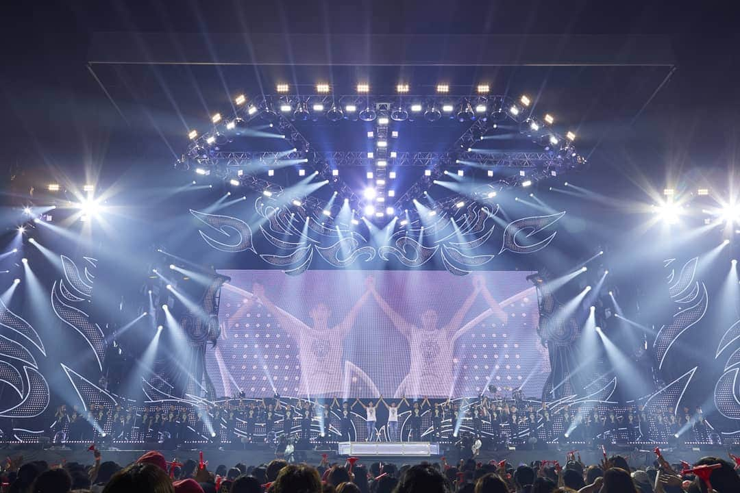 東方神起さんのインスタグラム写真 - (東方神起Instagram)「[#東方神起 LIVE TOUR ~Begin Again~ Special Edition in #NISSANSTADIUM]  #톱클래스 #동방신기 日 해외가수 단일 투어 사상 최다 관객 100만명 동원 기록! 日 공연 사상 최초, 닛산 스타디움 3일 공연 대성황👏 관객석 상공을 나는 최대 규모 플라잉 장비, 불꽃과 분수쇼, 초대형 스테이지, 헬리캠 등 선보이며 압도적인 #공연퀄리티 #스케일 #신기록🎉 _ #TopClass TVXQ! became the first ever foreign artist to attract 1 million audiences at a single tour! They are also the first artist ever to perform at Nissan Stadium for three consecutive days👏 They made a new record of high quality performance with the greatest number and size of air equipments and firework, and use of helicam🎉 _ #동방신기 #TVXQ! #NISSAN_TVXQ! #TOHOSHINKI #1MPearlsOfRedOcean」6月11日 9時40分 - tvxq.official