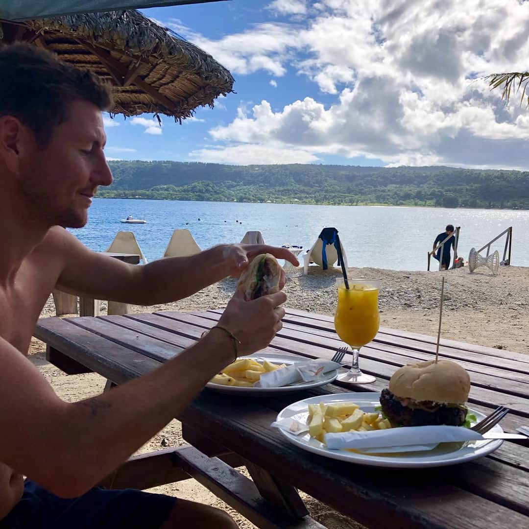 ネイサン・バーンズのインスタグラム：「Golf, snorkeling, sun baking, kayaking and my daily fresh coconuts made for a killer holiday. #portvila #vanuatu」