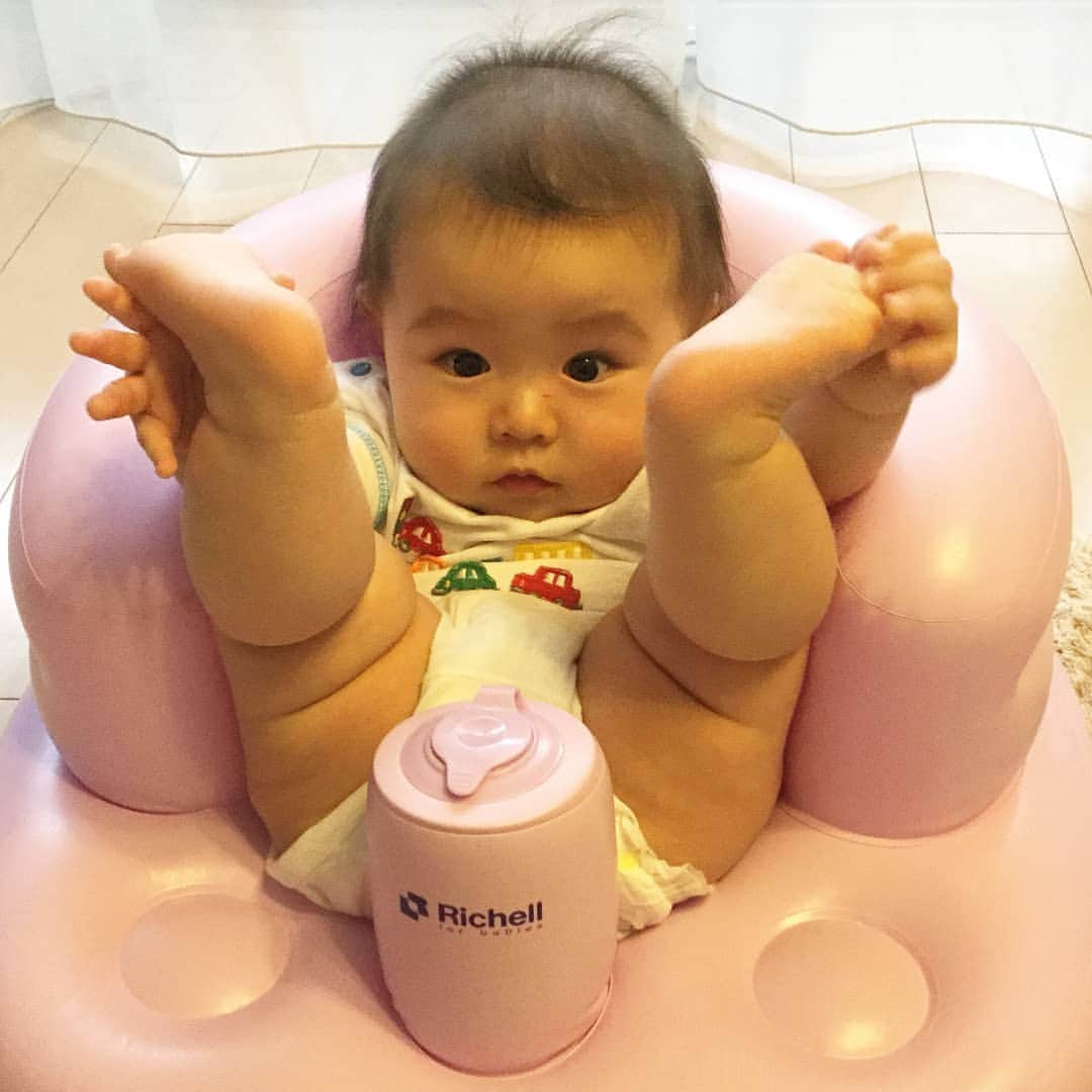 ママリさんのインスタグラム写真 - (ママリInstagram)「むちむちあんよ👣がカワイイ👶💕 #ママリ * はい📷ポーズっっ💕 * 赤ちゃんならではのポーズにキュン😍 *⠀ 今月は父の日👨月間📅✨⠀ #ママリ がついた中より パパとお子さんの素敵な画像をご紹介中です💕⠀ *⠀⠀⠀⠀⠀ @935yamaguchi 様⠀ 可愛い画像ありがとうございました✨⠀⠀ *⠀⠀⠀ 👦👧👦👧👦👧👦👧👦⠀⠀ #ママリ をつけて⠀⠀⠀⠀ 家族の日常を投稿してくださいね❤⠀⠀⠀⠀⠀ 👦👧👦👧👦👧👦👧👦⠀⠀ *⠀⠀⠀⠀⠀⠀ ※︎#ママリ をつけた魅力的な動画やお写真は、⠀⠀⠀⠀ @mamari_style @mamari_official @mamari_mini ⠀⠀⠀⠀ Facebookページ、アプリ/WEBサイト 「ママリ」内の記事でご紹介させて頂きます⠀⠀⠀⠀ *⠀⠀⠀⠀ 他にもこんなタグを募集中💡⠀⠀⠀⠀ #ママリ と一緒につけてくれた人の中より⠀⠀⠀⠀ ピックアップさせていただきます💞⠀⠀⠀⠀ *⠀⠀⠀⠀⠀ *⠀⠀⠀⠀⠀⠀ 👪家族の日常やイベントに⠀⠀⠀⠀ 『#ママリ』⠀⠀⠀⠀⠀⠀⠀ @mamari_official ⠀⠀⠀⠀⠀⠀⠀ *⠀⠀⠀⠀⠀⠀⠀ 👖キッズ・親子コーデファッションアイテムに⠀⠀⠀⠀ 『#ママリファッション』⠀⠀⠀⠀⠀⠀⠀ @mamari_fashion ⠀⠀⠀⠀⠀⠀⠀ *⠀⠀⠀⠀ 🍱子供が喜ぶごはん・おやつ・お弁当に⠀⠀⠀⠀⠀⠀ 『#ママリクッキング』⠀⠀⠀⠀⠀⠀ @mamari_cooking⠀⠀⠀ *⠀⠀⠀⠀⠀⠀⠀ 💗出産準備品・マタニティフォトに⠀⠀⠀⠀ 『#マタニティママリ』⠀⠀⠀⠀⠀ @mamari_mini ⠀⠀⠀⠀⠀⠀ *⠀⠀⠀ *⠀⠀⠀ 子育て情報満載✨ママリのアプリダウンロードはプロフィールから📲@mamari_official⠀⠀⠀ *⠀⠀⠀ *⠀ #毎日 の⠀ #こども #子育て #記録⠀ #ママ と#パパ の #宝物⠀ *⠀ #子供 と#笑おう ⠀ #成長 が #楽しみ ⠀ *⠀ #赤ちゃん⠀ #女の子 #娘 #0歳 #生後5ヶ月 #生後6ヶ月 #生後7ヶ月 *⠀⠀⠀⠀⠀⠀⠀⠀ #ママ ⠀⠀ #ig_baby⠀⠀ #인스타베이비」6月11日 10時17分 - mamari_official