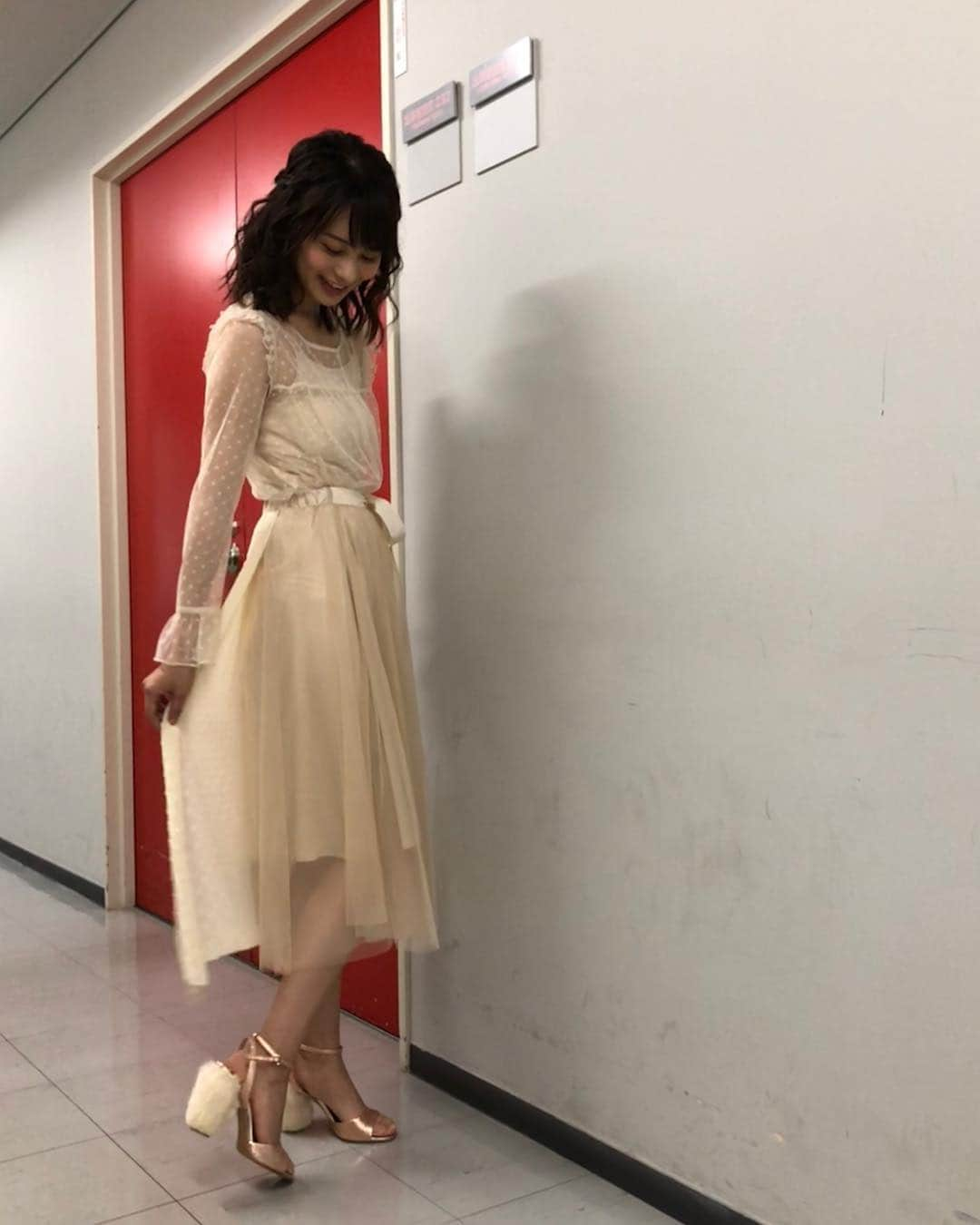 高見侑里さんのインスタグラム写真 - (高見侑里Instagram)「◡̈♥︎ 今夜の世界の村のどエライさんは22:15スタートです☺︎ * #今この日本人がスゴイ のコーナー、今回はアメリカ・ロサンゼルス🇺🇸 そして新コーナー「昼から呑んでるどエライさん」も始まりますよ✧#三四郎 のお二人が上野でお昼から呑んでいるどエライさんを探します🍺 ゲストは#梅沢富美男 さん#鈴木奈々 さんです♫ 今夜の放送もお楽しみに♡ * トップス…#PATTERNfiona スカート…#ECLIN ピアス…#imac サンダル…#DIANA 今回の衣装、とってもお気に入りでした👗 * #世界の村のどエライさん #山崎育三郎 さん #千鳥 さん #村瀬哲史 先生」6月11日 10時21分 - yuri_takami_official