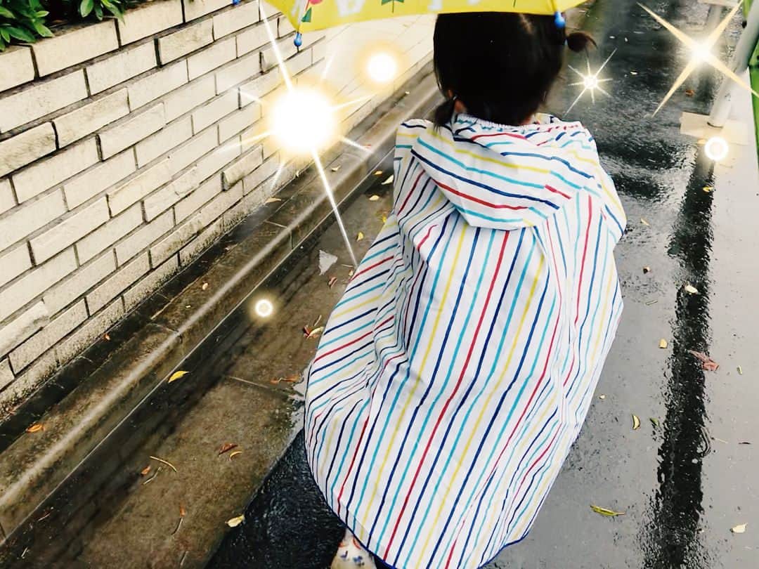 EMIさんのインスタグラム写真 - (EMIInstagram)「☆ カッパ、長靴、傘 大好きなアイテム身につけて ご機嫌さんで登園😊 このカッパ、リュックもすっぽり包まれるから 濡れなくて最高👍🏻 #カッパ @globalwork_official  #長靴 @tokyodisneyresort_official で購入 #傘は八ヶ岳のアウトレットで購入」6月11日 10時51分 - emi_idea