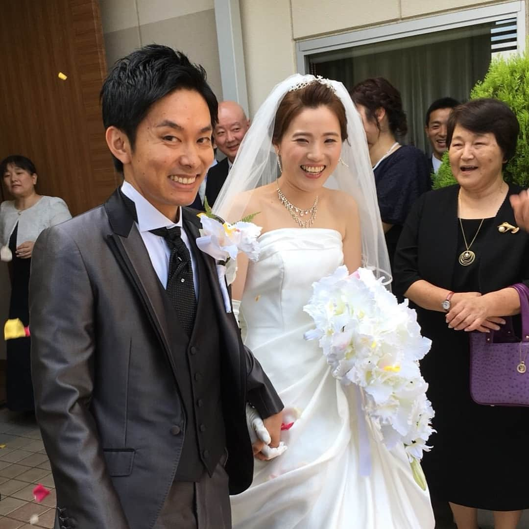 潮田玲子さんのインスタグラム写真 - (潮田玲子Instagram)「週末は前田美順ちゃんの結婚式に出席するため、熊本まで娘と行ってきましたー🤗 同じ時代に共に戦った仲間の結婚式😍 とっても幸せそうで穏やかな笑顔を見るとこちらまで嬉しくなりました😂 会場では恩師や懐かしい先輩方、今現在頑張ってる選手達などいろんな方々にも会えてとても楽しい時間となりました🙌😆 美順ちゃん、ほんとにおめでとうー❤️ #結婚式 #熊本 #前田美順ちゃん #スエマエペア #中島コーチ #フジカキ #山口茜ちゃん #幡谷先輩 #色んな方々に会えて嬉しかった」6月11日 11時26分 - reikoshiota_official