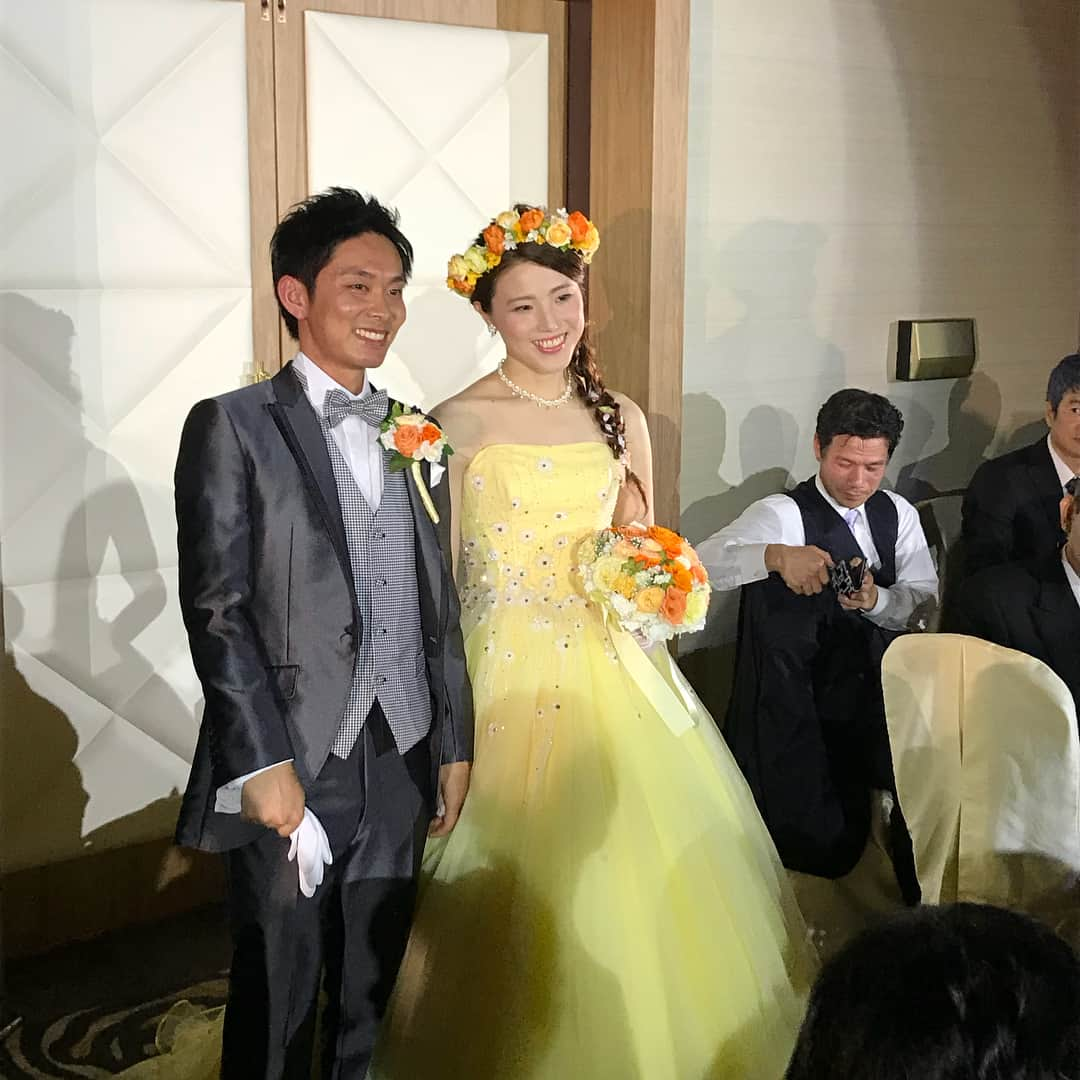 潮田玲子さんのインスタグラム写真 - (潮田玲子Instagram)「週末は前田美順ちゃんの結婚式に出席するため、熊本まで娘と行ってきましたー🤗 同じ時代に共に戦った仲間の結婚式😍 とっても幸せそうで穏やかな笑顔を見るとこちらまで嬉しくなりました😂 会場では恩師や懐かしい先輩方、今現在頑張ってる選手達などいろんな方々にも会えてとても楽しい時間となりました🙌😆 美順ちゃん、ほんとにおめでとうー❤️ #結婚式 #熊本 #前田美順ちゃん #スエマエペア #中島コーチ #フジカキ #山口茜ちゃん #幡谷先輩 #色んな方々に会えて嬉しかった」6月11日 11時26分 - reikoshiota_official