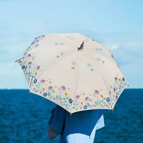 mini_labo_jp(ミニラボ) さんのインスタグラム写真 - (mini_labo_jp(ミニラボ) Instagram)「​. 日差しが強くなってきた今日この頃。 かわいく日焼け対策をしましょう。 . 二重張りなので、しっかりUVをカットしてくれる人気の日傘です。 . 二重張りの晴雨兼用傘 ￥4,200 (税込) .​ ​#ベルメゾン #BELLEMAISON #minilabo #ミニラボ #paris #パリ #バスチーユ​」6月11日 11時20分 - mini_labo_jp
