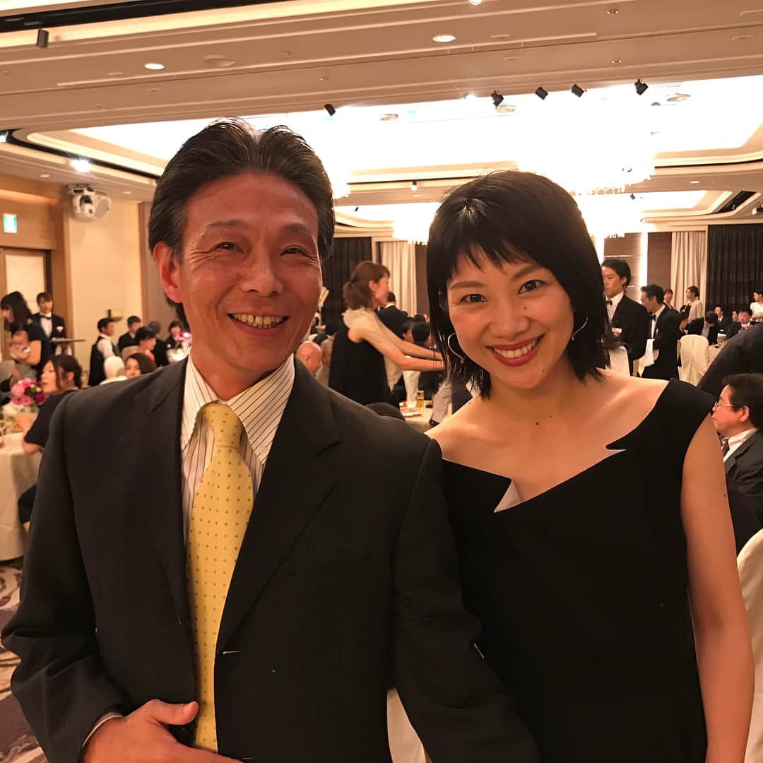 潮田玲子さんのインスタグラム写真 - (潮田玲子Instagram)「週末は前田美順ちゃんの結婚式に出席するため、熊本まで娘と行ってきましたー🤗 同じ時代に共に戦った仲間の結婚式😍 とっても幸せそうで穏やかな笑顔を見るとこちらまで嬉しくなりました😂 会場では恩師や懐かしい先輩方、今現在頑張ってる選手達などいろんな方々にも会えてとても楽しい時間となりました🙌😆 美順ちゃん、ほんとにおめでとうー❤️ #結婚式 #熊本 #前田美順ちゃん #スエマエペア #中島コーチ #フジカキ #山口茜ちゃん #幡谷先輩 #色んな方々に会えて嬉しかった」6月11日 11時26分 - reikoshiota_official