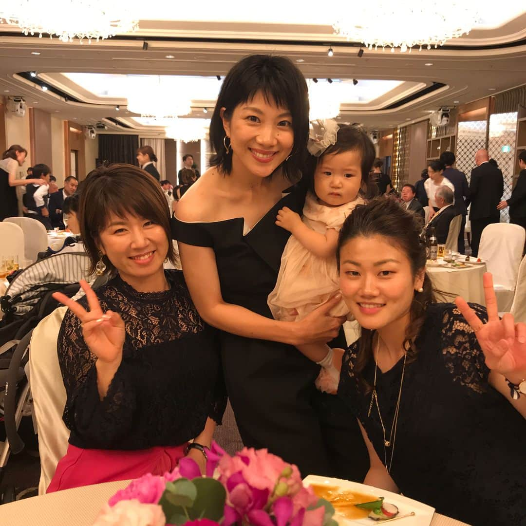 潮田玲子さんのインスタグラム写真 - (潮田玲子Instagram)「週末は前田美順ちゃんの結婚式に出席するため、熊本まで娘と行ってきましたー🤗 同じ時代に共に戦った仲間の結婚式😍 とっても幸せそうで穏やかな笑顔を見るとこちらまで嬉しくなりました😂 会場では恩師や懐かしい先輩方、今現在頑張ってる選手達などいろんな方々にも会えてとても楽しい時間となりました🙌😆 美順ちゃん、ほんとにおめでとうー❤️ #結婚式 #熊本 #前田美順ちゃん #スエマエペア #中島コーチ #フジカキ #山口茜ちゃん #幡谷先輩 #色んな方々に会えて嬉しかった」6月11日 11時26分 - reikoshiota_official