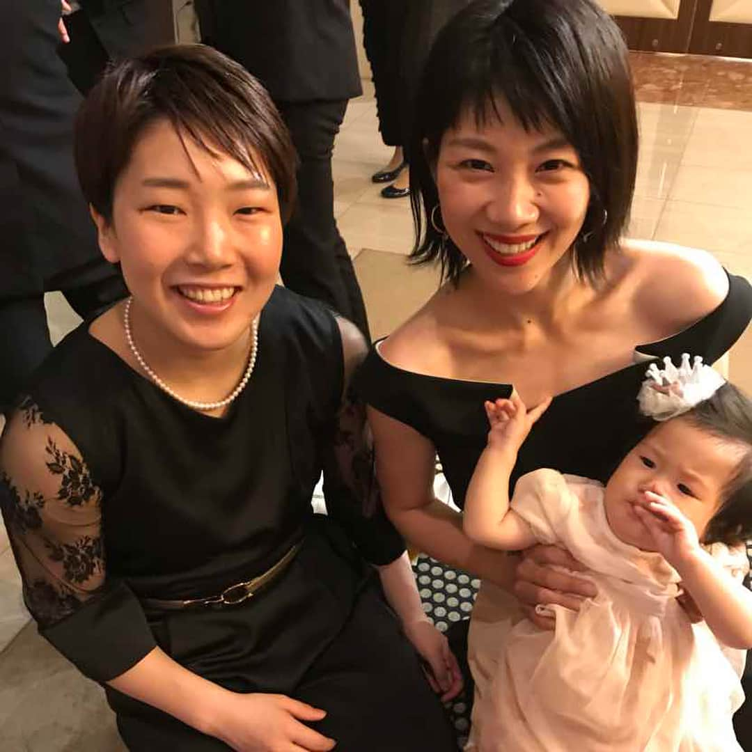 潮田玲子さんのインスタグラム写真 - (潮田玲子Instagram)「週末は前田美順ちゃんの結婚式に出席するため、熊本まで娘と行ってきましたー🤗 同じ時代に共に戦った仲間の結婚式😍 とっても幸せそうで穏やかな笑顔を見るとこちらまで嬉しくなりました😂 会場では恩師や懐かしい先輩方、今現在頑張ってる選手達などいろんな方々にも会えてとても楽しい時間となりました🙌😆 美順ちゃん、ほんとにおめでとうー❤️ #結婚式 #熊本 #前田美順ちゃん #スエマエペア #中島コーチ #フジカキ #山口茜ちゃん #幡谷先輩 #色んな方々に会えて嬉しかった」6月11日 11時26分 - reikoshiota_official