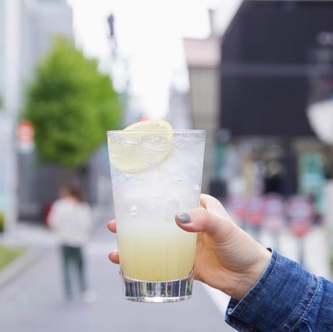 ルミネ公式のインスタグラム：「MONDAY LEMONADE!  毎週月曜日はレモネードの日！ 毎週月曜日はピッツァ1枚お買い上げでレモネード1杯プレゼント！夏の新作レモネードはシュワッと爽やかなスパークリングタイプ。是非お楽しみください！・ ※店舗オープンから17時まで実施中！ #800degrees #800degreespizza #pizza #ピザ #レモネード #newoman #新宿 #南青山」