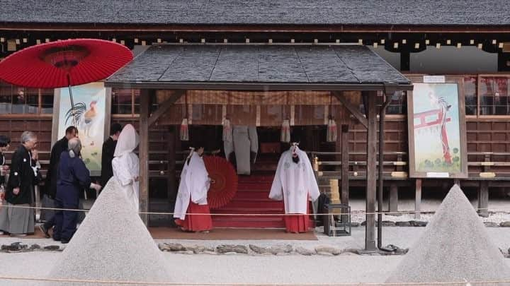 C PhotoGraphicのインスタグラム：「国際結婚のおふたり。 フランス人の両親にも着物を着て、日本の神前式を肌で感じてほしい思いがあった。 この世界遺産  上賀茂神社での挙式映像は、後日フランスの結婚式で上映され好評を頂きました。神前式の厳かで神秘的な雰囲気は、国が違えど伝わるんですね。 ・ ・ #kamigamoshrine  #japanweddingphotographer  #japanwedding  #上賀茂神社 #番傘 #神前式 #白無垢 #ウエディングパーティー #結婚式 #国際結婚 #全国のプレ花嫁さんと繋がりたい #日本中のプレ花嫁さんと繋がりたい  #結婚 #結婚式準備 #前撮り #花嫁 #プレ花嫁 #和装 #2018年冬婚 #2018年秋婚 #誓いの言葉 #誓詞 #卒花嫁 #ウエディングムービー  #結婚式レポ #卒花レポ #ウエディングニュース #みんなのウエディング #ハナコレ #参進の儀」