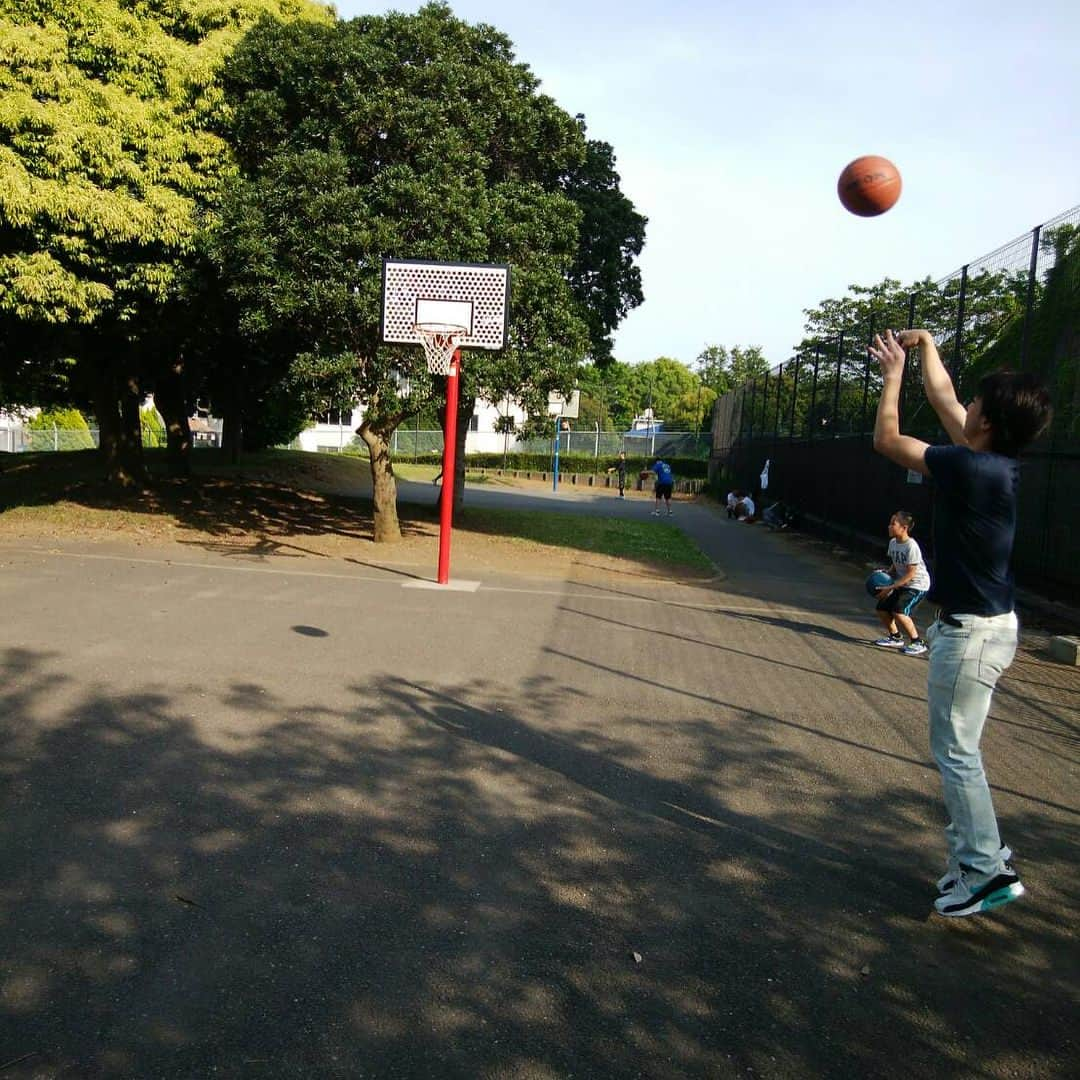 佐藤一洋さんのインスタグラム写真 - (佐藤一洋Instagram)「東京マラソンでとまってた笑  台風やんだらアクティブに⛹️‍♂️ ご覧の通り周りは小学生…笑  #バスケ#根岸#森林公園#ダンク#スラムダンク#シューティング#シューティング部#美容師の休日#dayoff#天王町の貴公子 ライン＠  @xac7420a」6月11日 16時30分 - kazuhiro0421