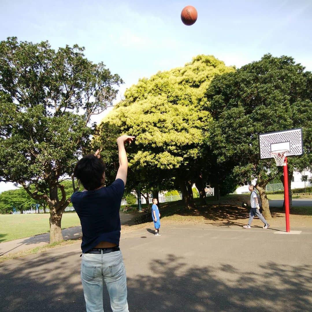 佐藤一洋のインスタグラム：「東京マラソンでとまってた笑  台風やんだらアクティブに⛹️‍♂️ ご覧の通り周りは小学生…笑  #バスケ#根岸#森林公園#ダンク#スラムダンク#シューティング#シューティング部#美容師の休日#dayoff#天王町の貴公子 ライン＠  @xac7420a」