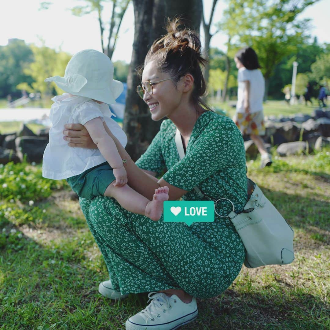 田中彩子さんのインスタグラム写真 - (田中彩子Instagram)「. #SATURDAY 🌳 . @yurikohirai ちゃんと公園に行ってきました✨ 男子2人、よく遊ぶからママ達はのんびりお話😘 公園が心地良い季節は最高✨ . all-in-one...#ROUJE (@kumi511976 さんの見てどうしても欲しくて🇫🇷からお取り寄せした。笑) sneaker...#converse × #ronherman  eyewear...#olivergoldsmith #drawer  bag...#ayako . greenな親子コーデでした👩🏻👦🏻👶🏻💚 女の子のお洋服楽しい〜✨」6月11日 17時31分 - ayako_tanaka_