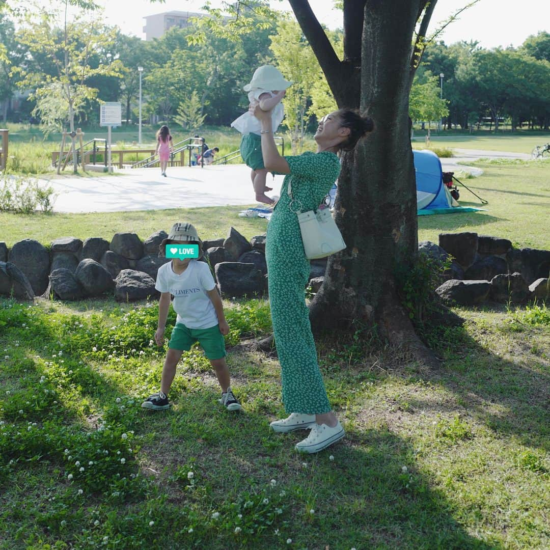 田中彩子さんのインスタグラム写真 - (田中彩子Instagram)「. #SATURDAY 🌳 . @yurikohirai ちゃんと公園に行ってきました✨ 男子2人、よく遊ぶからママ達はのんびりお話😘 公園が心地良い季節は最高✨ . all-in-one...#ROUJE (@kumi511976 さんの見てどうしても欲しくて🇫🇷からお取り寄せした。笑) sneaker...#converse × #ronherman  eyewear...#olivergoldsmith #drawer  bag...#ayako . greenな親子コーデでした👩🏻👦🏻👶🏻💚 女の子のお洋服楽しい〜✨」6月11日 17時31分 - ayako_tanaka_