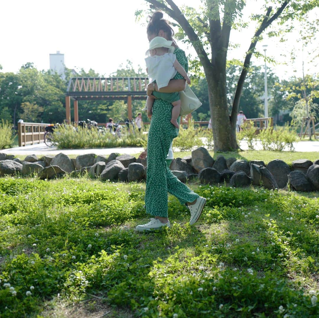 田中彩子さんのインスタグラム写真 - (田中彩子Instagram)「. #SATURDAY 🌳 . @yurikohirai ちゃんと公園に行ってきました✨ 男子2人、よく遊ぶからママ達はのんびりお話😘 公園が心地良い季節は最高✨ . all-in-one...#ROUJE (@kumi511976 さんの見てどうしても欲しくて🇫🇷からお取り寄せした。笑) sneaker...#converse × #ronherman  eyewear...#olivergoldsmith #drawer  bag...#ayako . greenな親子コーデでした👩🏻👦🏻👶🏻💚 女の子のお洋服楽しい〜✨」6月11日 17時31分 - ayako_tanaka_