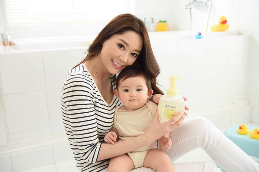 舟橋菜々さんのインスタグラム写真 - (舟橋菜々Instagram)「赤ちゃんの肌はとても繊細なので何を使えば良いのか迷いますよね🤔💦 そんなママたちにオススメしたいのが、先日ジョンソン®ベビーさん @johnsonsbabyjp の撮影で頂いたベビーシャンプー👀💡 生まれたその日から使えるベビー用のシャンプーです🛁✨ 水と同じくらい低刺激で、弱酸性・無着色だからベビーにはぴったり！  他にもベビーオイルやローションもオススメで、ママも一緒に使えるし、乾燥しがちな娘の肌もしっかり保湿してくれるので毎日愛用しています🐥💖 6/11～6/25まで、抽選で10名様に豪華ベビーバスグッズセット、20名様にジョンソン®ベビー製品セットが当たるプレゼントキャンペーンをやっています🎉 《応募条件⬇️》 「#この子のためにジョンソンベビー」をつけて赤ちゃん写真を投稿。 瑠花るか丸も @johnsonsbabyjp にモデルとして出演しているので是非チェックしてみて下さい🙏🐥🍀 #この子のためにジョンソンベビー#ジョンソンベビー#johnsonsbaby #ママ#プレママ#赤ちゃん#ベビー#プレゼントキャンペーン」6月11日 17時45分 - wombatnana
