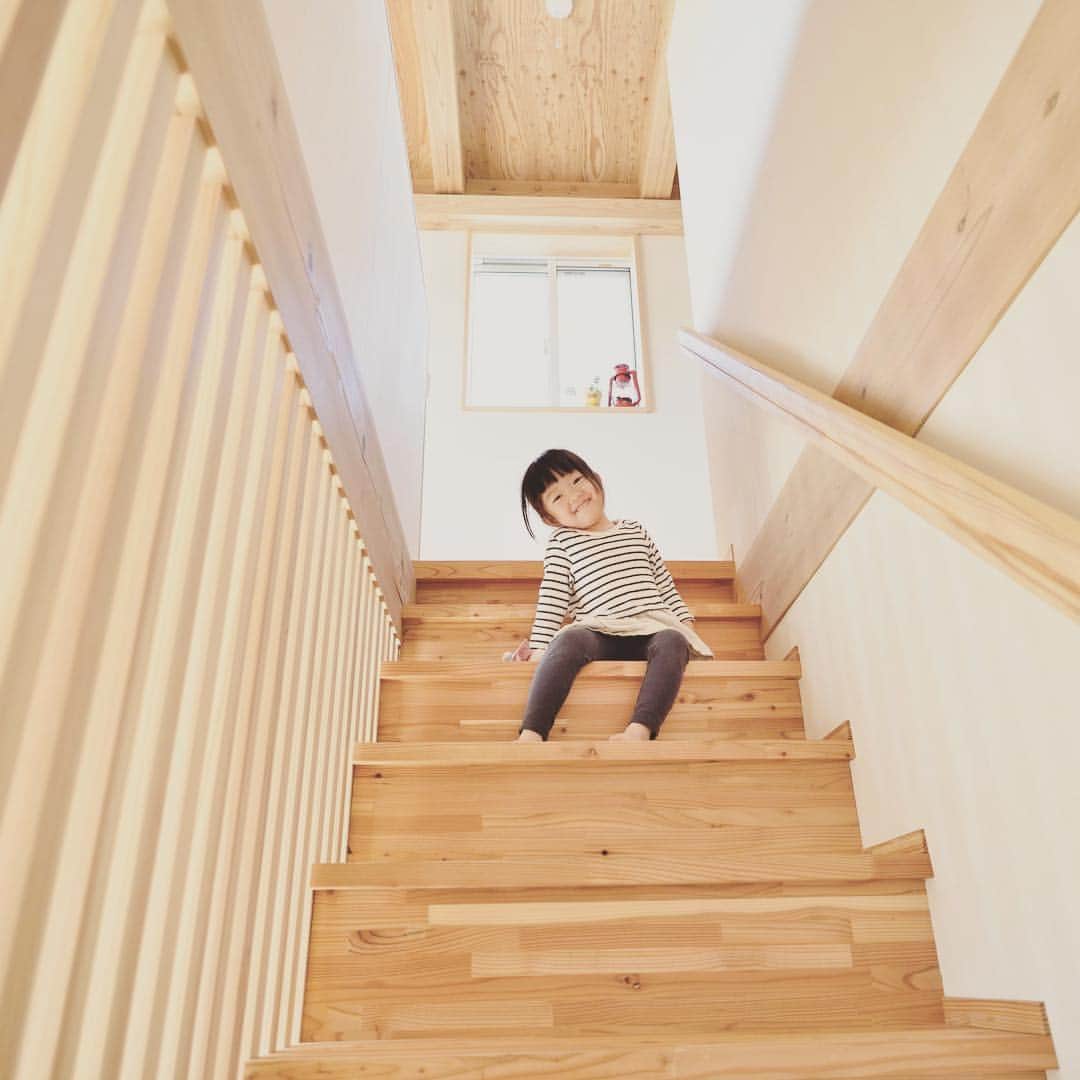 美し信州建設のインスタグラム：「上田市 I様のお住まい 階段は大好きな遊び場。 兄妹で上がったり下がったり。 小さな手にぴったりな手すりがたくさんあるから安心だね😊  #美し信州建設#上田市#木曽桧#長野県#マイホーム#インテリア#新築#家#工務店#リノベーション#住宅#設計#注文住宅#自由設計#無垢材#木の家#田舎暮らし#建築家#施工事例#階段#住まい#ショールーム#自然素材#健康住宅#エコ住宅#interior#マイホーム計画#house#木曽ひのき#」
