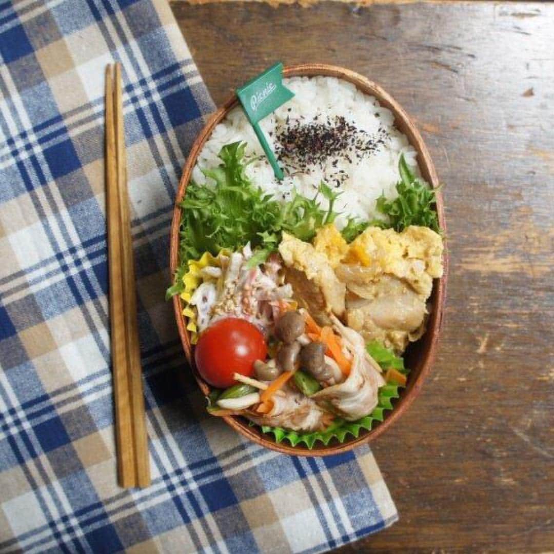 旦那マネジメントのインスタグラム：「. わーー！ 寝坊しました。。🤦‍♀️💦 . でも、簡単で健康なお弁当だから大丈夫！笑😳 . 鳥肉を卵と親子丼味付けでイン🥚 ベーコン巻を焼いて、 ゴボウサラダを入れて15分で完成！ . ◎簡単料理&健康食材◎ . しめじ・人参・いんげんまめのベーコン巻 . ⇒とにかく、ベーコンからはみ出るくらいに 具をたっぷり入れ、ベーコンで巻いてしまいます。 塩コショウで焼くだけで、ベーコンの味がおいしい♪✨ かみごたえ、食べごたえたっぷりです🤗 . . . 🌈5/28~6/30 フォローキャンペーン開催中🐌☔️🌈 . 期間中に　@danna_maagement  を フォローいただいた方の中から、10名様へ、 【スカルプD】シャンプー＆コンディショナー＋ 【スカルプD ボーテ】シャンプー＋コンディショナー 計4本 ￥15,600円相当✨を抽選でプレゼント🎁 . 詳しくはプロフィールより、HPをご覧下さいませ💁‍♀️ . . #旦那マネジメント #旦那弁当 #おひるごはん #スカルプD . .」