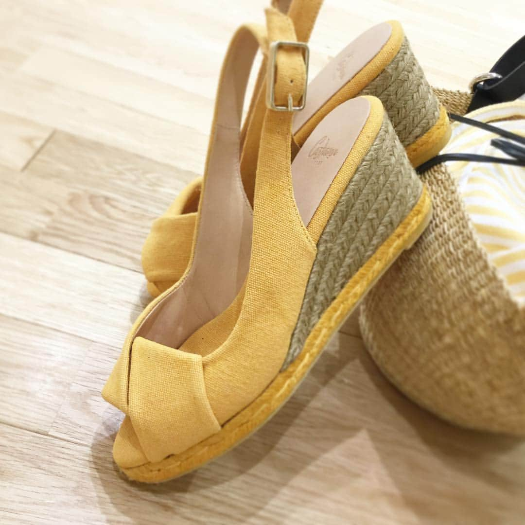 カスタネールのインスタグラム：「Pick up ⛱ . Model :BRIANDA Color :OCRE Price :¥21,000+tax Heel :6cm . #castaner#castañer#castanerlovers#madeinspain#18ss#newarrivals#wedgeshoes#sandals#yellow#tokyomidtown#roppongi#カスタニエール#春夏#新作#スペイン#サンダル#ウェッジソール#イエロー#東京ミッドタウン#六本木」