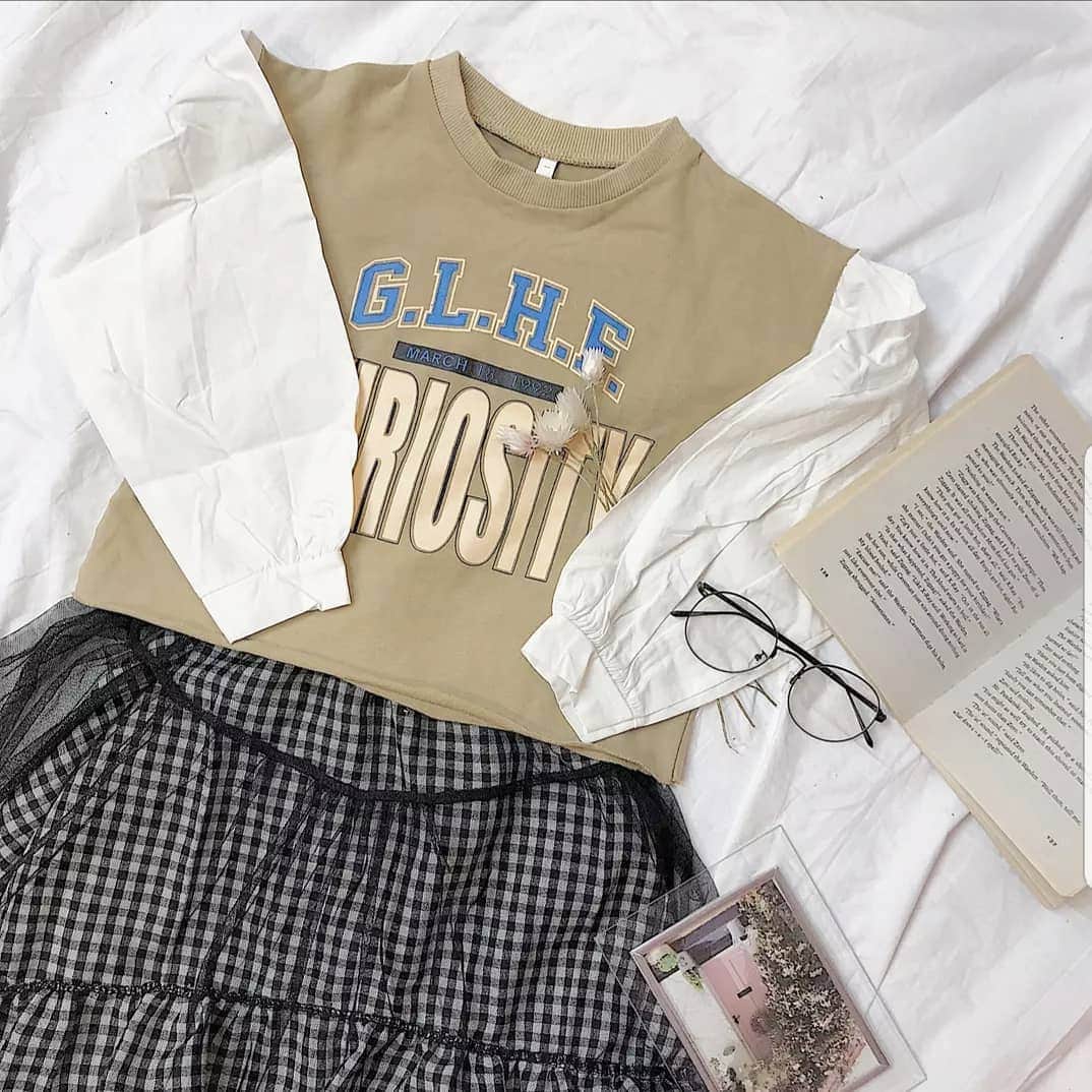 OmoteUraのインスタグラム：「. . lantern sleeve casual pull over￥770 . . . . #韓国#韓国子供服#子供服#韓国通販 #子供#こども#キッズ#女の子 #キッズ服#子ども服#親子#親子コーデ#fashion#kids#kidsfashion #dailylook#code#codenate #korea#korean#koreanfashion #koreangirl#koreankidsfashion #한국#한국아동복#아이린#어린이」