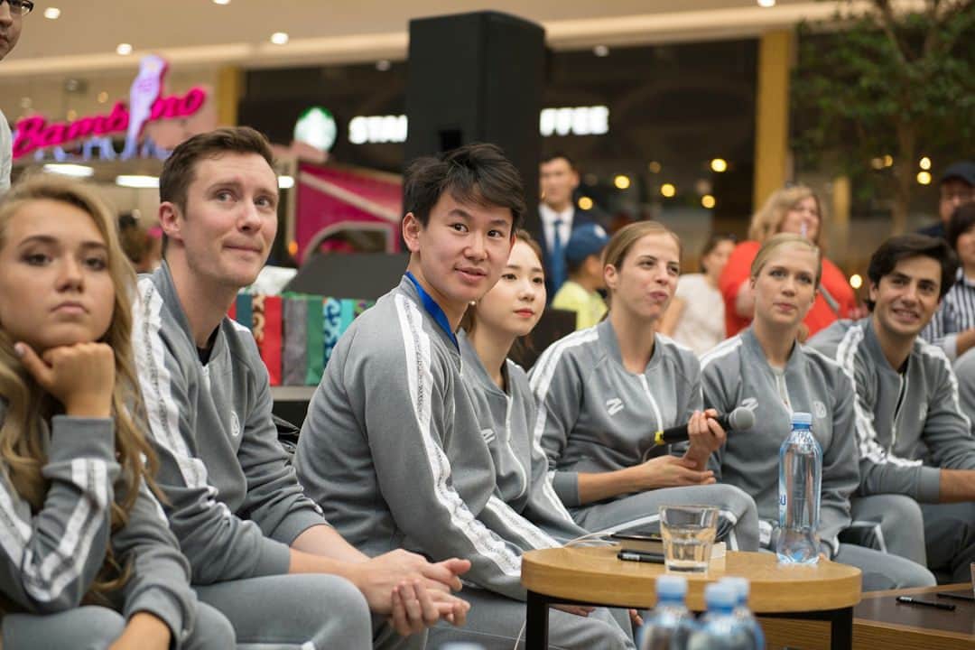 デニス・テンのインスタグラム：「Сходили с друзьями в Mega Silk Way. #denistenshow #denistenandfriends @megasilkway」