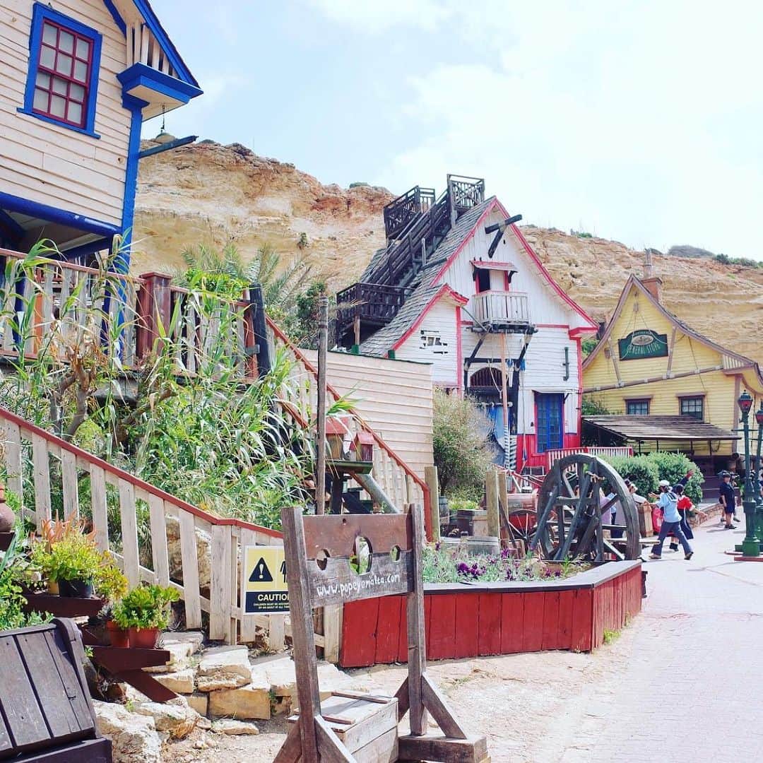 朝日放送「朝だ！生です旅サラダ」さんのインスタグラム写真 - (朝日放送「朝だ！生です旅サラダ」Instagram)「@aiaoki_official  #ポパイビレッジ 💚 小さい頃ポパイのアニメを見て育ったので、本物のポパイに会えてテンション上がったよー😆💚 とにかく家が全部可愛いっ❣️ #カラフル でなんだかおもちゃのおうちみたいでした🏠💕 家の中までこだわりが❤️ さすがロケ地だっただけあります😊 そして私の #初出演映画 🎞笑 神田さんにもツッコミを入れられましたが、確かに「ポパーーイ！」しか言ってない‼︎🤣🤣🤣笑 ほんとお客さんみんなノリノリ💃🏼笑 友達何人かで行ったら絶対盛り上がりますね💃🏼💃🏼💃🏼笑 映画のオファー、お待ちしておりまーす😝🎞 ・ ・ ・ #PopeyeVillege #実写版映画 #ロケ地 #映画撮影 #テーマパーク  #ポパイ #ほうれん草 #オリーブ #マルタ共和国 #マルタ島  _ #ABCテレビ #朝日放送テレビ #朝だ生です旅サラダ #旅サラダ #旅サラダガールズ #新サラダガールズ #8期生 #青木愛 #土曜 #あさ8時 #シンクロ 今は #アーティスティックスイミング #元日本代表 #海外 #旅  #travel #trip — 場所:  ポパイ村」6月11日 21時06分 - tabisalad
