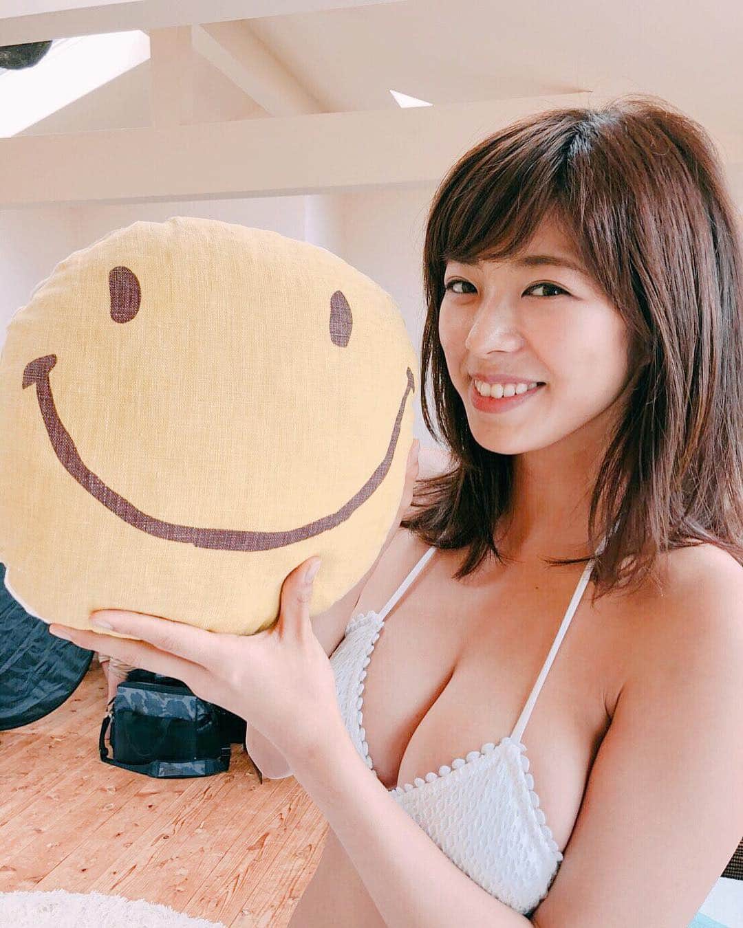 わちみなみのインスタグラム：「明日発売FLASHに登場させていただきます😊 . いつも通りおしゃれな編集の方の計らいで楽しく撮影させていただけました☀️ . 撮影スタジオはにこちゃんだらけだったよ〜😊あたりに3 のモチーフがたくさんあったんだけど、その謎は解けず。。あと、、久しぶりに圏外のところに行ったな️🌸笑 自然満喫⭐️海も近くてわくわくしてたよ〜🔥 個人的に近くの崖のような岬が気になっていました。。 いつか岩場でかっこよくきめれるような女性になりたいな😀 . #FLASH #わちみなみ #目指せ岩 #岩女  #にこちゃん #みてね  #ビキニ #bikini」
