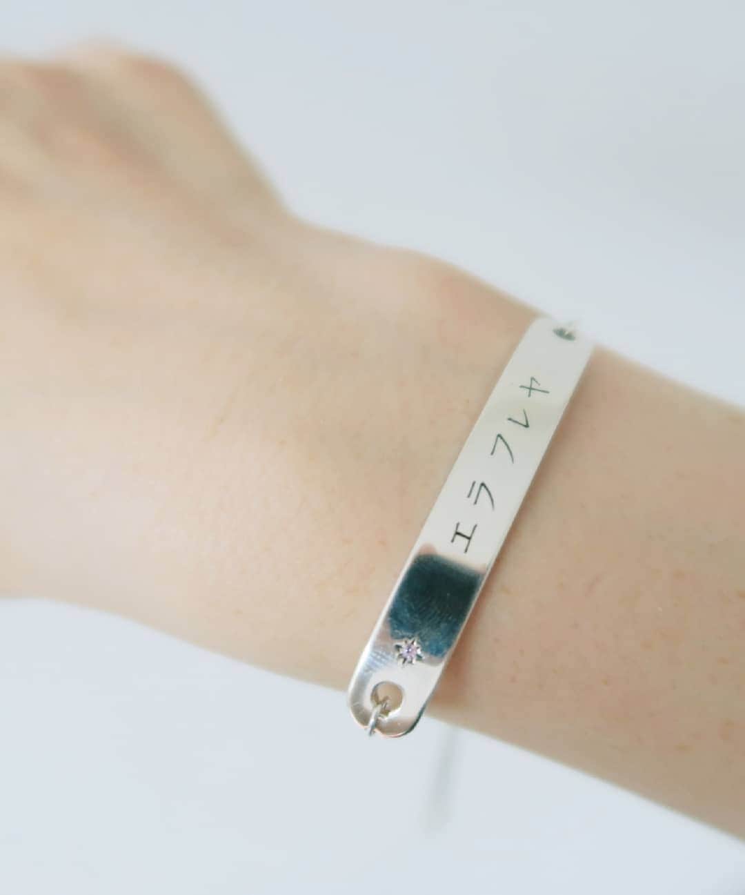 Ella Freyaさんのインスタグラム写真 - (Ella FreyaInstagram)「Fun fact: your nose in always in your vision your brain just chooses not to see it.  The bracelet is from @soufeeljewelry . It has my name in katakana engraved in it but they do roman alphabet as well 😊 get 15% off with the coupon code "Ellps15". The link is in my bio.」6月11日 22時18分 - ella.freya
