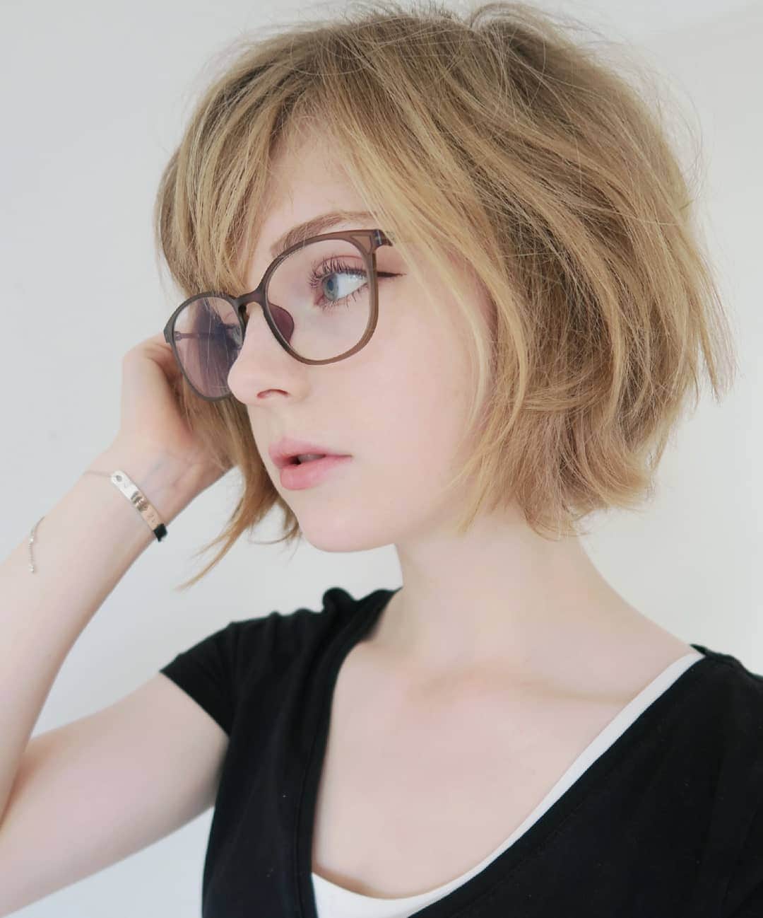 Ella Freyaのインスタグラム：「Fun fact: your nose in always in your vision your brain just chooses not to see it.  The bracelet is from @soufeeljewelry . It has my name in katakana engraved in it but they do roman alphabet as well 😊 get 15% off with the coupon code "Ellps15". The link is in my bio.」