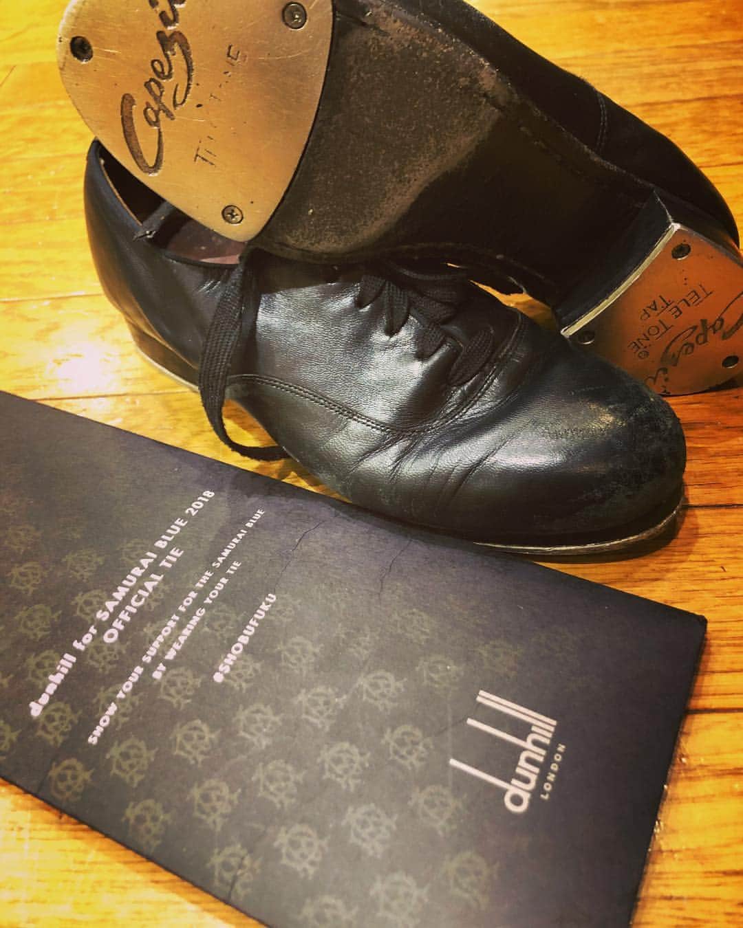 のインスタグラム：「イギリスのファッションブランド@alfreddunhill さんの日本代表を応援する企画に参加させて頂きました。  次のLiveの時に使わせて貰わせて頂きます！！ そしていよいよ今週からW杯開幕⚽️ 皆んなで日本代表応援しましょう🔥🔥🔥 19日初戦コロンビア観戦のお誘いおまちしております👯‍♂️✨ #ShobuFuku#dunhill#tapshoes#capezio #W杯#日本代表頑張れ」