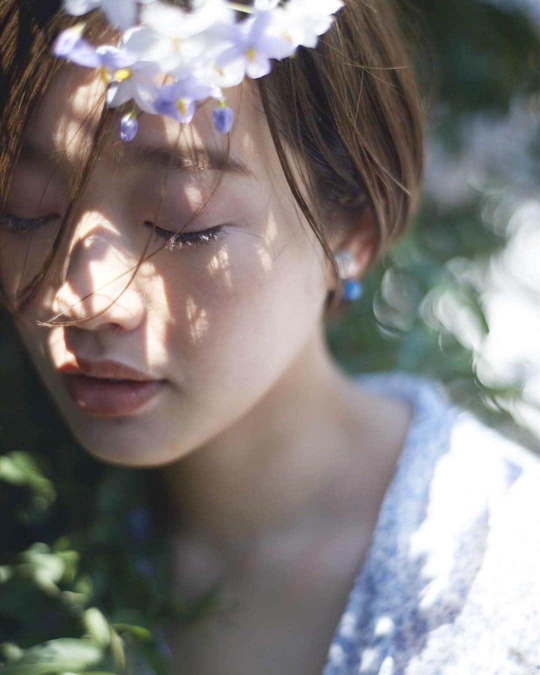 花盛友里のインスタグラム：「いつかのちーちゃんとの散歩写真♡ . . @_yukariyamamoto_  @inohanachihiro  @from_chiro」