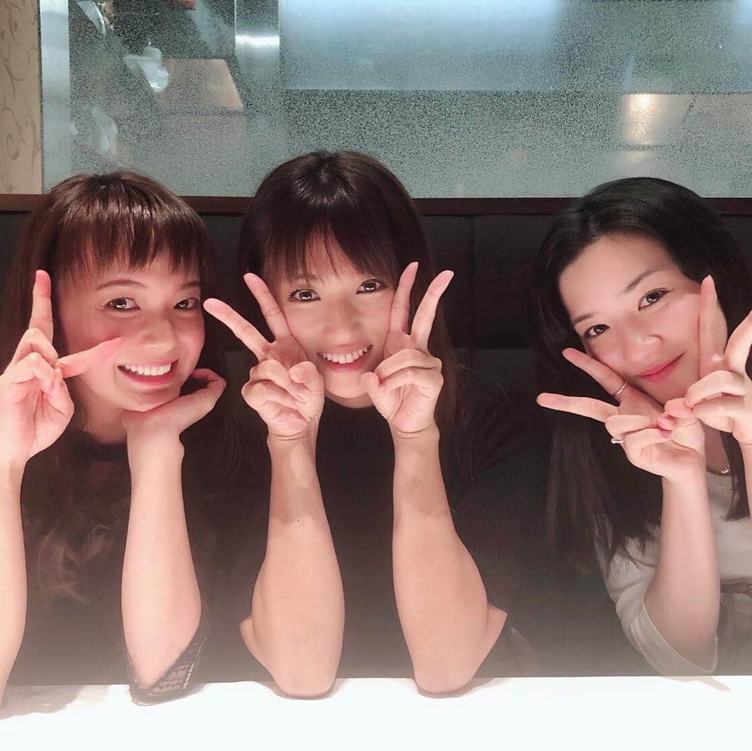 深田恭子のインスタグラム：「多部未華子ちゃんの出演している舞台、「人間御破算」を永野芽郁ちゃんと2人で観に行って来ました🌿めーたんも（永野芽郁ちゃんをそう呼んでいます）連続テレビ小説「半分、青い」の撮影で忙しいはずなのに「おねえちゃんの舞台を一緒に観に行きませんか？」と誘ってくれて😍舞台上の多部ちゃんはとても可愛らしくて声が透き通っていてダンスがキレッキレでした🌈摩訶不思議な舞台であっという間の時間でした🎁 その後なんと三姉妹でお食事にも行きました🌸あぁ可愛い妹達がいて私は幸せ者です❣️ #多部未華子 さん #永野芽郁 さん #kyokofukada #三姉妹だぞっ」