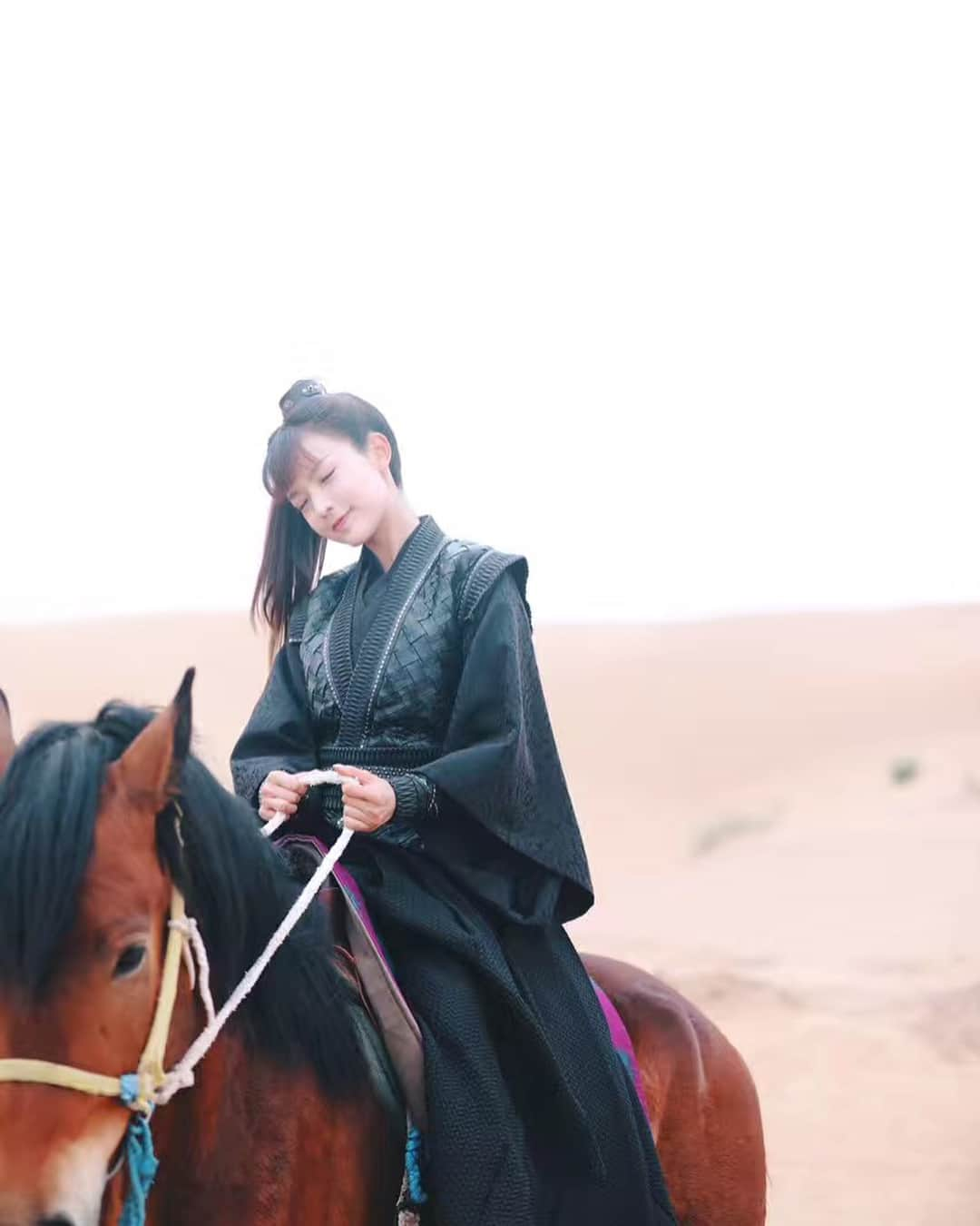 アンナ・ケイさんのインスタグラム写真 - (アンナ・ケイInstagram)「#ninja #desert #新龍門客棧 #北条风 #葉子淇 #沙漠」6月12日 8時45分 - annakay_47