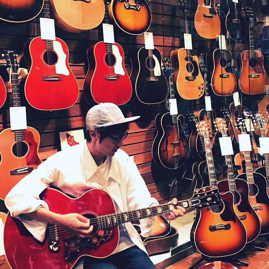 北川悠仁さんのインスタグラム写真 - (北川悠仁Instagram)「#楽器屋さんで #ひたすら試し弾き #素晴らしいギターを弾ける喜びと #買わずに帰る後ろめたさ #Gibson  #Epiphone #Gibson #からの #Martin」6月12日 18時06分 - yujin_kitagawa