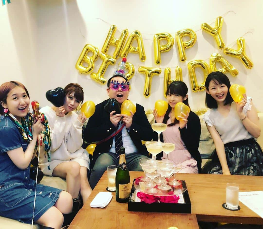 くぼたみかさんのインスタグラム写真 - (くぼたみかInstagram)「宮下さんHappy Birthday!🎂🎉 出会った頃は29歳だった宮下さんが38歳🤩時の流れを感じずにはいられないね😂😂😂 いつも優しくてニコニコ(ニヤニヤ？☺️)してる宮下さん、今年こそ彼女ができますようにー👏！！！ 宮下班のみんなにもひっさびさに会えて幸せでした💕 そしてそして、エスケープ @escape_roppongi さんの毎回の神対応😭飾り付けとか、お料理とかいつも最高の対応ありがとうございます👏🎂 イリナ @irina_sweets_collection の写真ケーキも可愛くてほんと美味しい💕 あ！カラオケし忘れた😭😂 #ケーダッシュステージ #マネージャー #あゆか #萩美香 #下館夏希 #宮下孝彦」6月12日 10時46分 - mikakubota0923