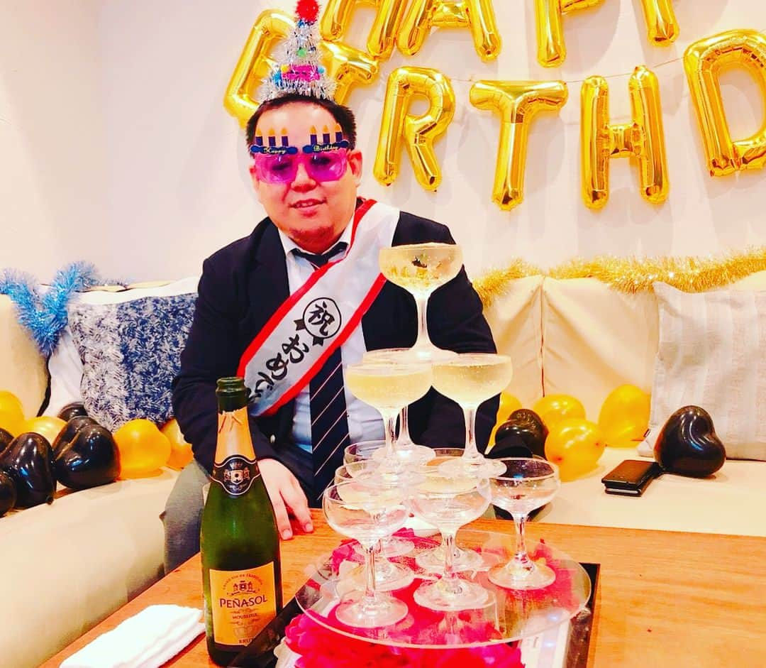 くぼたみかさんのインスタグラム写真 - (くぼたみかInstagram)「宮下さんHappy Birthday!🎂🎉 出会った頃は29歳だった宮下さんが38歳🤩時の流れを感じずにはいられないね😂😂😂 いつも優しくてニコニコ(ニヤニヤ？☺️)してる宮下さん、今年こそ彼女ができますようにー👏！！！ 宮下班のみんなにもひっさびさに会えて幸せでした💕 そしてそして、エスケープ @escape_roppongi さんの毎回の神対応😭飾り付けとか、お料理とかいつも最高の対応ありがとうございます👏🎂 イリナ @irina_sweets_collection の写真ケーキも可愛くてほんと美味しい💕 あ！カラオケし忘れた😭😂 #ケーダッシュステージ #マネージャー #あゆか #萩美香 #下館夏希 #宮下孝彦」6月12日 10時46分 - mikakubota0923